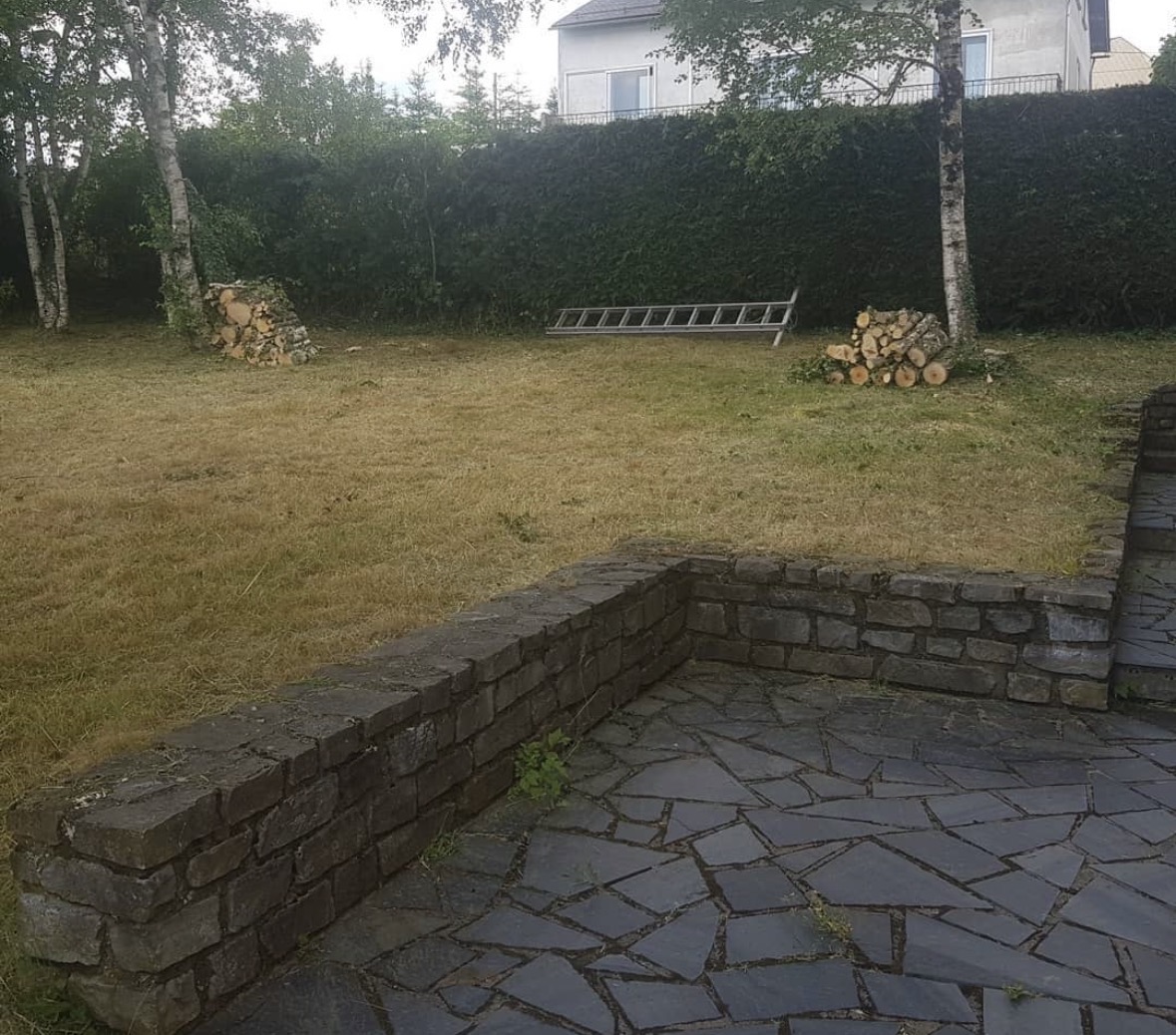 Muret en pierre et terrasse en dallage