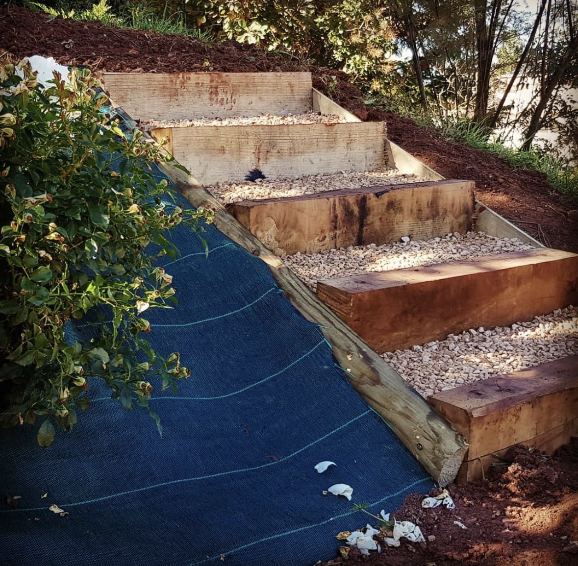 Escalier paysager en bois et gravier